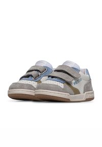 Kinderschoenen in grijs, wit en lichtblauw van suede en mesh materialen. Voorzien van klittenbandsluitingen en een rubberen zool met een gestructureerd profiel.