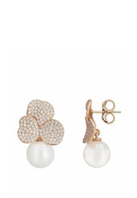 Pendientes de oro rosa con un diseño floral que presenta un racimo de pequeñas piedras transparentes y una perla blanca colgante.