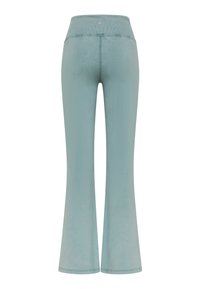 Pantalones azul claro de tiro alto con una cintura ancha elástica y piernas acampanadas, mostrados desde atrás sobre un fondo blanco.