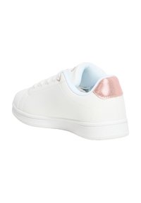 Sneaker bianca con tomaia sintetica liscia, colletto imbottito e un elegante dettaglio in oro rosa lucido sul tallone. Suola in gomma bianca strutturata.