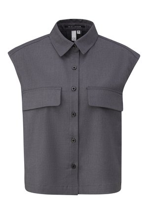 Camisa sin mangas de color gris oscuro con cuello, dos bolsillos frontales, cierre de botones y una textura suave. Diseño minimalista, corte casual.