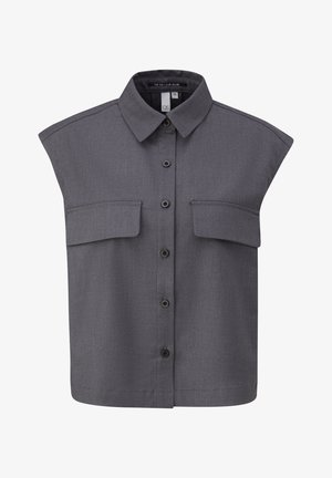 Camisa sin mangas de color gris oscuro con cuello, dos bolsillos frontales, cierre de botones y una textura suave. Diseño minimalista, corte casual.