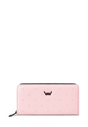 Pinkes Portemonnaie aus synthetischem Material mit Reißverschluss, geprägt mit Polka-Dots und einem schwarzen Logoakzent auf der Vorderseite.