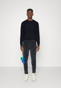Davida Cashmere MAN O NECK - Džemperis - navy