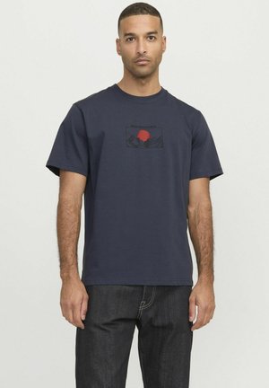 Marineblå bomulds T-shirt med korte ærmer, der har et grafisk tryk af bjerge og en rød sol, rund halsudskæring og afslappet pasform.