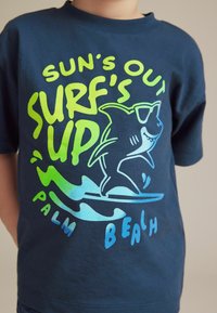 Next SHORT SLEEVE CHARACTER - T-shirts print - navy shark