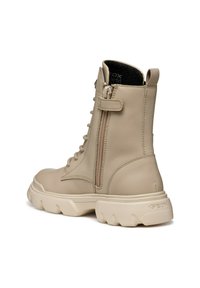 Stivale alla caviglia in pelle beige con cerniera laterale, punta tonda e suola in gomma testurizzata dal design chunky. Caratterizzato da cuciture rinforzate.