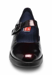 Zapato de charol burdeos con punta redondeada y correa ajustable con hebilla. Cuenta con una plantilla azul y suela de goma negra texturizada.