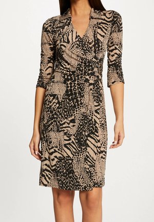 Robe ajustée, longueur genoux en beige avec un imprimé animal abstrait noir. Présente un décolleté en V et des manches trois-quarts. Texture de tissu douce.