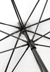 Ombrello trasparente con telaio in metallo nero, raggi rigidi e un hub centrale. Materiale plastico flessibile, costruzione robusta e design aperto.