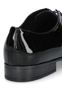 Czarne lakierowane buty z gładkim wykończeniem, zaokrąglonym noskiem, niskim obcasem w kształcie bloku i minimalnym przeszyciem z tyłu.