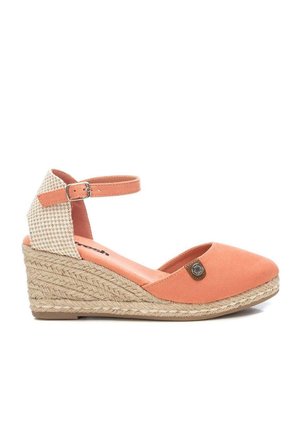 Sandalia espadrille cuña con puntera de ante color melocotón, contrafuerte de tacón beige tejido, tira en el tobillo y suela plataforma trenzada de yute.