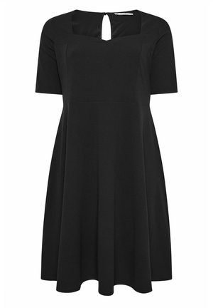 Robe noire à manches courtes avec encolure carrée, corsage ajusté, jupe évasée et petite fermeture éclair en forme de clé à l'arrière de l'encolure.