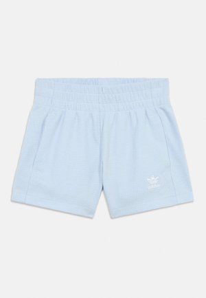 Kratke hlače iz svetlo modrega teksturiranega blaga z elastičnim pasom in majhnim belim logotipom Adidas na levi nogi.