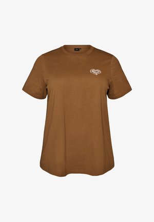 Camiseta marrón de manga corta con un pequeño diseño blanco en forma de corazón en el pecho izquierdo, cuello redondo y corte relajado.