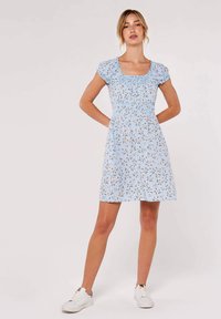 Blaues Blumenkleid mit gerafften kurzen Ärmeln, quadratischem Ausschnitt und geraffter Taille. Verfügt über einen leichten, strukturierten Stoff mit einem fließenden Rock.