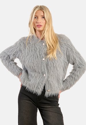 Cardigan grigio in pelliccia sintetica dal design squadrato, con scollatura rotonda e cinque bottoni, presentato su uno sfondo neutro.