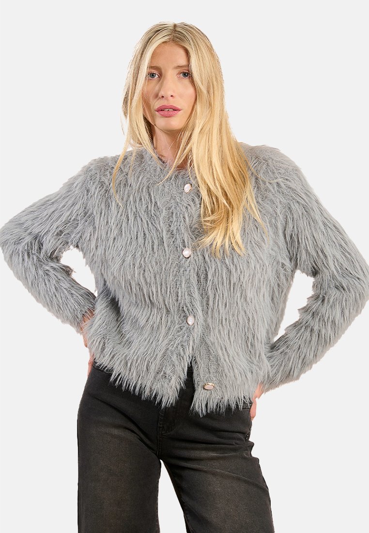 Cardigan grigio in pelliccia sintetica dal design squadrato, con scollatura rotonda e cinque bottoni, presentato su uno sfondo neutro.