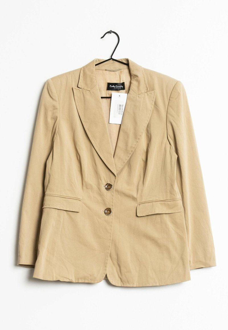Blazer beige pour femme avec revers crantés, devant à deux boutons, poches à rabat et étiquette de marque suspendue, présenté sur un cintre noir.