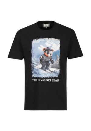 Schwarzes T-Shirt mit einer Grafik eines Bären, der im Schnee Ski fährt, eine Skibrille und einen Hut trägt, mit Berglandschaft und Text "THE 19V69 SKI BEAR."