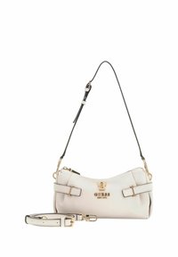 Witte schoudertas van imitatieleer met gouden accenten, verstelbare zwarte riem en twee zijriemen. Ritssluiting, merknaam zichtbaar.