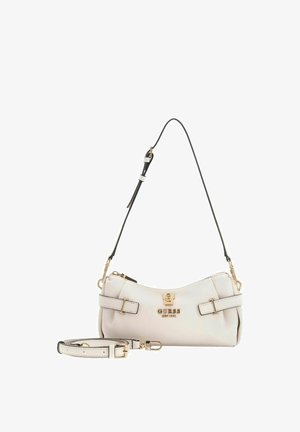 Bolso de hombro blanco de piel sintética con herrajes dorados, correa negra ajustable y dos correas laterales. Cierre con cremallera, nombre de la marca visible.