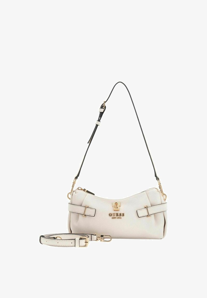 Witte schoudertas van imitatieleer met gouden accenten, verstelbare zwarte riem en twee zijriemen. Ritssluiting, merknaam zichtbaar.