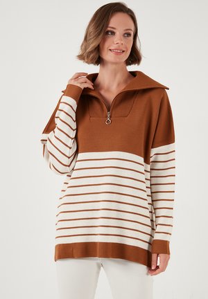Pruun ja kreemjas triibuline kootud pullover, millel on tõmblukuga kaelus ja soonikkoes detailid kaeluses ja varrukaotstes.