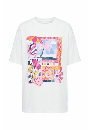 T-shirt bianca con grafica colorata che presenta palme, un ombrellone da spiaggia, fiori astratti e motivi geometrici in rosa, giallo e blu.