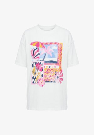 Biała koszulka z kolorową grafiką przedstawiającą palmy, parasol plażowy, abstrakcyjne kwiaty i geometryczne wzory w różowym, żółtym i niebieskim kolorze.