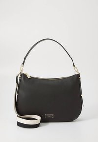 Črna usnjena torbica z ukrivljeno obliko, z zlatim zadrgo in poudarki. Ima odstranljiv belo-črni naramni trak. Plašč z logotipom.