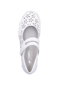 Chaussure blanche Mary Jane avec un design floral perforé, une sangle élastique, une semelle intérieure rembourrée et une semelle en caoutchouc pour le confort et le soutien.