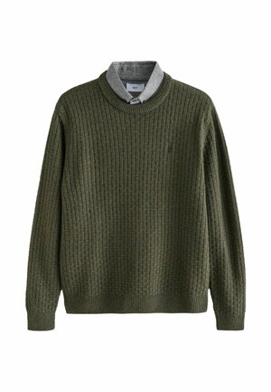 Suéter de punto verde oscuro con textura de canalé, que presenta un cuello redondo, mangas largas y un cuello de camisa gris en capas por debajo.