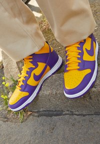 Não selecionado, court purple/university gold/white
