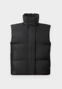 Must jätkaja, ilma varrukateta puffer vest kõrge kaelusega, tikitud sektsioonid ja sile tekstuur. Omab esivööri ja ei sisalda nähtavat riistvara.