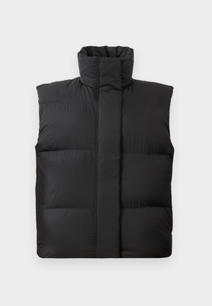 Gilet imbottito nero senza maniche con colletto alto, sezioni trapuntate e texture liscia. Presenta una chiusura frontale con zip e nessun hardware visibile.