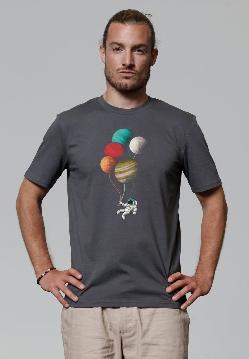 Graues Baumwoll-T-Shirt mit einer Astronautenillustration, der bunte, planetenförmige Ballons hält. Kurze Ärmel und ein klassisches Rundhalsdesign.