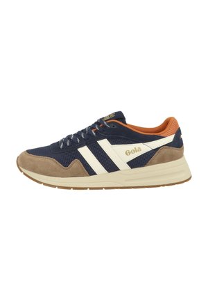 Zapatilla Gola azul marino y marrón con rayas blancas, forro interior naranja y suela beige diseñada para uso casual.