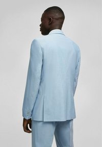 Helles blaues Sakko mit einem schlanken Design, das über einen einfachen Schlitz, eine taillierte Passform und einen Vier-Knopf-Manschetten verfügt. Glatte Stofftextur.