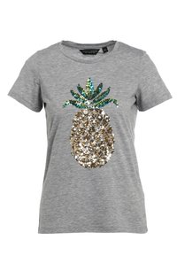 Camiseta gris con un diseño de piña hecho de lentejuelas doradas, plateadas y verdes. Mangas cortas y cuello redondo. Textura de tela suave.