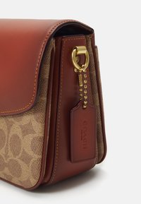 COACH SIGNATURE CASSIE  - Sac bandoulière - tan rust
