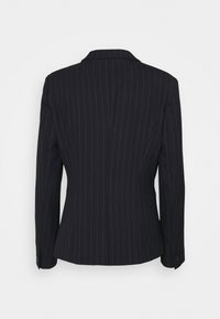 Czarna dopasowana marynarka z cienkimi białymi prążkami, długimi rękawami i wyciętym kołnierzem, pokazana od tyłu na białym tle.