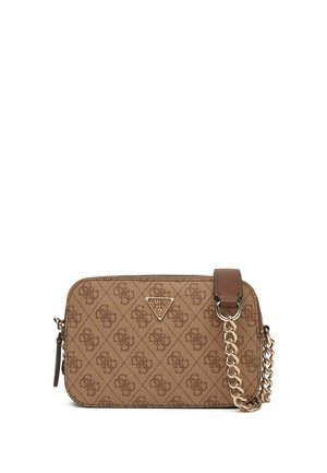 Sac bandoulière marron Guess avec motif monogramme, bandoulière en chaîne dorée et fermeture éclair sur fond blanc.