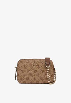 Braune Guess Umhängetasche mit Monogramm-Muster, goldfarbener Kettenriemen und Reißverschluss vor weißem Hintergrund.