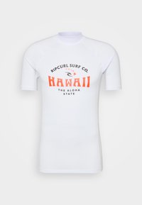 Hvit kortermet rashguard laget av glatt, elastisk materiale med et svart og oransje grafisk design som leser "HAWAII" og "Ripcurl Surf Co."