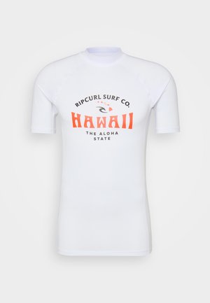 Valkoinen lyhytnokkainen rash guard, joka on valmistettu sileästä ja joustavasta materiaalista. Tässä on musta-oranssi graafinen kuva, jossa lukee "HAWAII" ja "Ripcurl Surf Co."