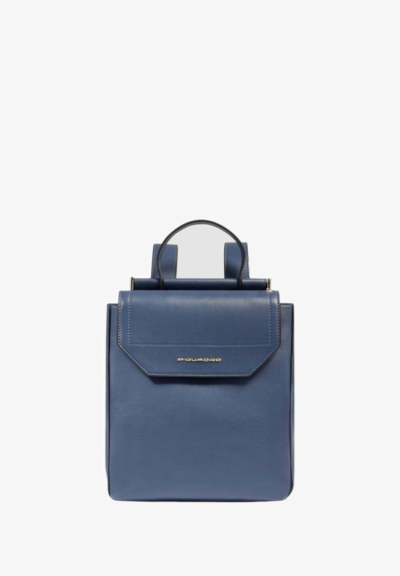 Zaino in pelle blu con design strutturato, dotato di chiusura con aletta, manico superiore e un accento del logo dorato. Texture liscia con dettagli minimi.