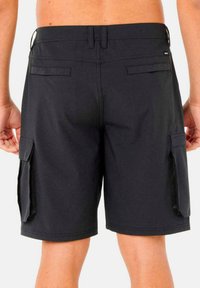 Pantaloni cargo neri con due tasche laterali con inserti in rete, una texture del tessuto liscia e una vita con passanti per cintura.