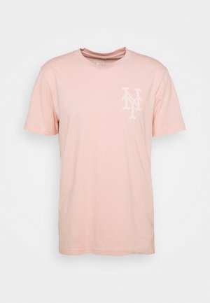 Helles rosa Baumwoll-T-Shirt mit kurzen Ärmeln und Rundhalsausschnitt. Mit einem weißen stilisierten Logo auf der linken Brust. Weiche Textur.