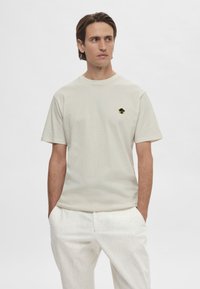 Selected Homme - SLHREG-RIPLEY EMB TEE  - Print T-shirt - white alyssum Thumbnail Image 1